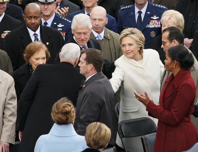 Bà Hillary Clinton bắt tay Phó Tổng thống đắc cử Mike Pence tại hàng ghế dành cho khách mời.