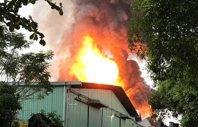 Đám cháy hoành hành dữ dội tại kho chứa hoá chất dung môi rộng hơn 500 mét vuông và có nguy cơ lan sang các kho hàng bên cạnh.
