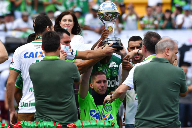 Chiếc cúp vô địch Copa Sudamericana được thủ thành của Chapecoense giương cao