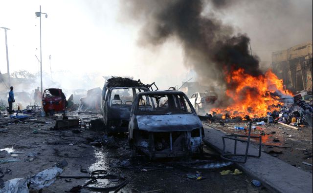  Xe ô tô bị cháy đen trơ khung (Ảnh: Reuters)  