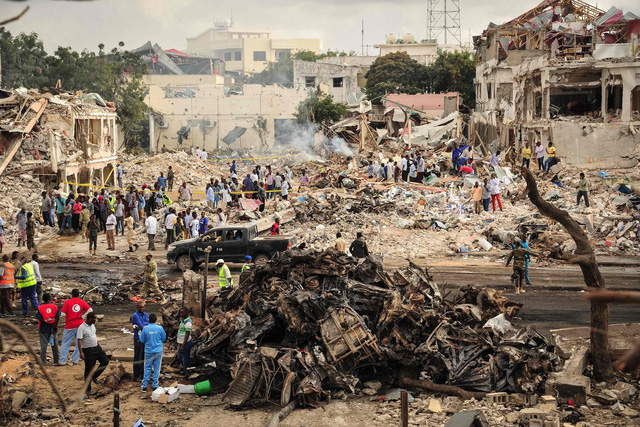   Hiện trường vụ nổ tại quận Hodan ở trung tâm thủ đô Mogadishu (Ảnh: AFP/Getty)  