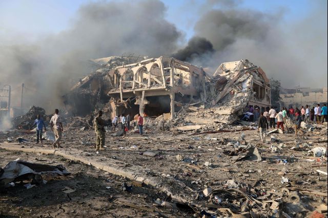   The New York Times, số liệu thống kê mới nhất từ giới chức Somalia cho biết ít nhất 276 người đã thiệt mạng trong 2 vụ đánh bom và khoảng 300 người khác bị thương. (Ảnh: Reuters)  