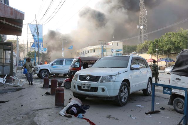   Tổng thống Somalia Mohamed Abdullahi Farmaajo đã tuyên bố 3 ngày quốc tang và kêu gọi mọi người hiến máu và tài trợ tiền nhằm trợ giúp các nạn nhân 2 vụ đánh bom. (Ảnh: Reuters)  