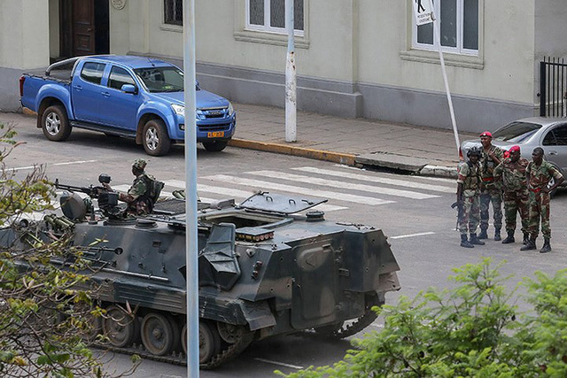   Binh sĩ Zimbabwe chốt giữ tại các giao lộ quan trọng của thủ đô và kiểm soát các tòa nhà chính phủ. Ảnh: Getty.  