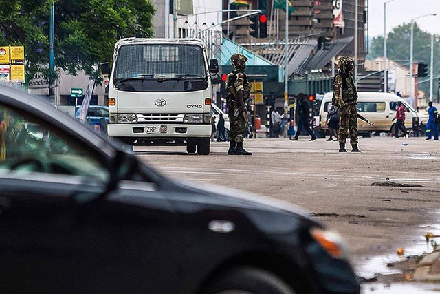   Lực lượng quân đội Zimbabwe đã tước khí giới của cảnh sát và trực tiếp điều hành giao thông tại các giao lộ. Ảnh: AFP.  