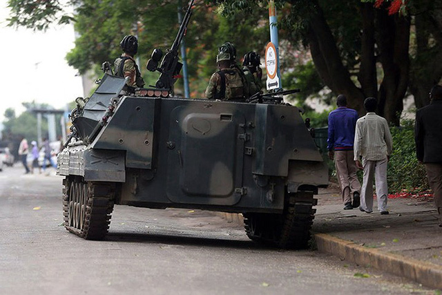   Quân đội Zimbabwe đã tiến hành quản thúc tại gia đối với đương kim Tổng thống nước này là Robert Mugabe. Ảnh: EPA.  
