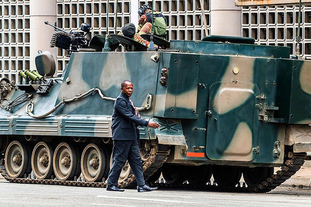  Lực lượng quân đội Zimbabwe đã giành quyền kiểm soát toàn bộ thủ đô nước này vào hôm 15/11. Ảnh: Getty.  