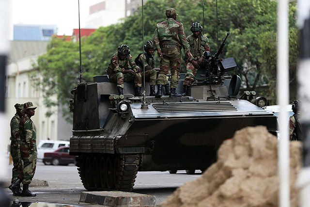   Xe thiết giáp quân đội Zimbabwe trên đường phố thủ đô Harare vào hôm 16/11. Ảnh: EPA.  