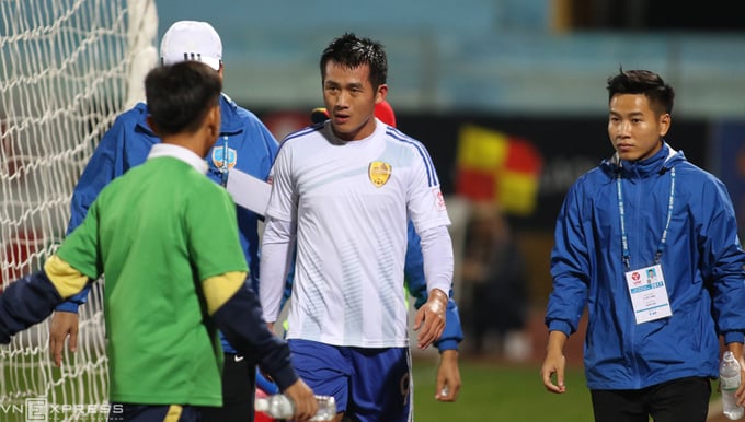 Cầu thủ Hà Nội cấp cứu, ngăn đồng nghiệp Quảng Nam cắn lưỡi