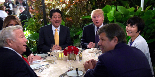 Tổng thống Trump ăn tối cùng vợ chồng Thủ tướng Nhật Bản Shinzo Abe tại khu nghỉ dưỡng Mar-a-Lago, Palm Beach, Florida ngày 10/2 (Ảnh: BI)