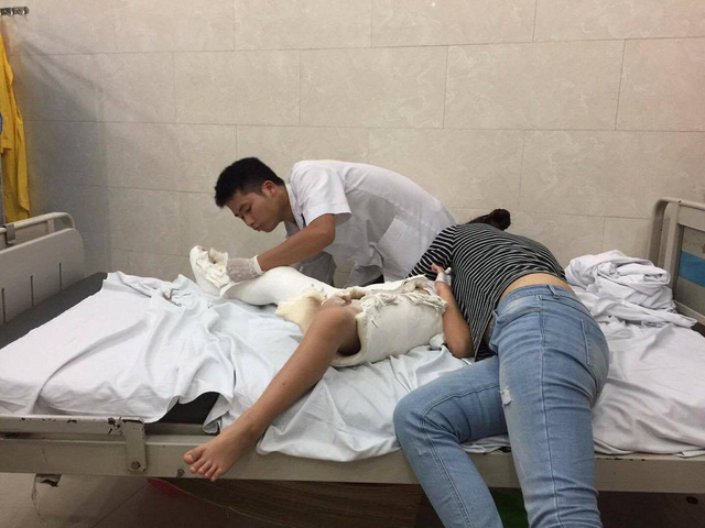 Hình ảnh cháu Kiên đang điều trị tại bệnh viện khiến nhiều người rơi nước mắt.