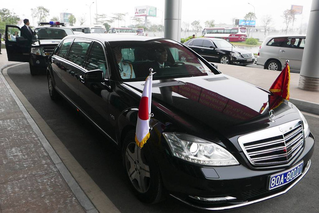   Xe chở Nhà vua và Hoàng hậu được tại sảnh nhà khách VIP của sân bay Nội Bài, chuẩn bị về trung tâm Hà Nội.  