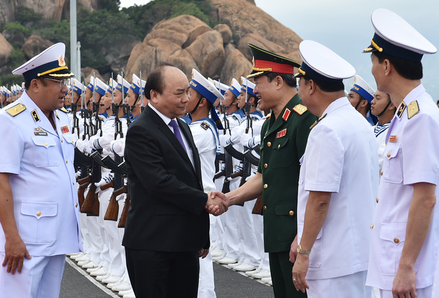   Thủ tướng thăm hỏi, động viên cán bộ, chiến sĩ quân chủng Hải quân (ảnh: VGP).  