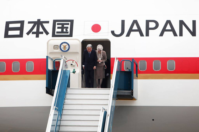   Nhà vua và Hoàng hậu Nhật Bản cúi mình thi lễ từ cửa máy bay (ảnh: Quý Đoàn).  