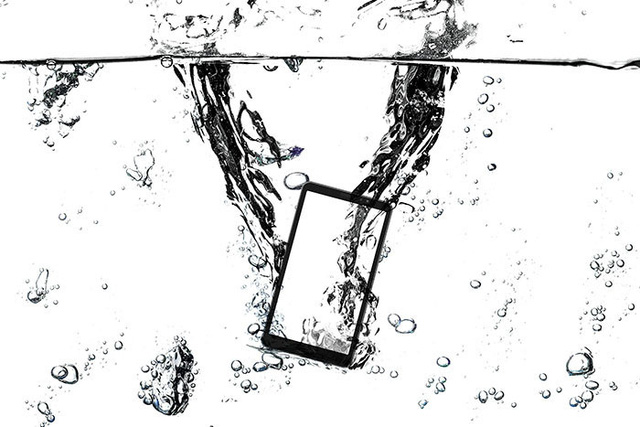 Không phải smartphone đạt chuẩn chống nước nào cũng thả được vào bể nước.