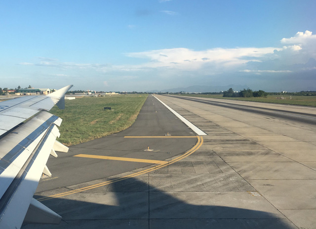 Một chuyến bay đến Điện Biên đã phải bay chờ trên trời vì dưới đường băng có... chó