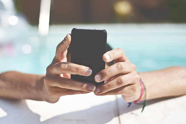 Với smartphone đạt chuẩn chống nước IP53, người dùng có thể sử dụng chúng ngay bên bể bơi vì chúng ngăn được tia nước bắn vào. Tuy nhiên đừng nghĩ rằng có thể sử dụng chúng dưới mặt nước.