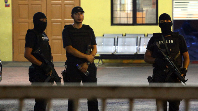   Cảnh sát đặc nhiệm Malaysia gác bên ngoài nhà xác nơi giữ thi thể công dân Triều Tiên tại bệnh viện Kuala Lumpur. (Ảnh minh họa: Star)  
