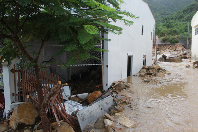   Nhà dân ở khu tái định cư Hòn Xện (TP Nha Trang, Khánh Hòa) bị thiệt hại nặng nề sau khi kênh thoát lũ bị vỡ trong đêm.  