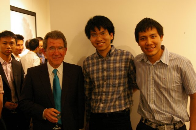   Mậu Tuấn (giữa) đang nghiên cứu tiến sĩ ở Viện công nghệ số 1 thế giới – MIT tại Mỹ.  