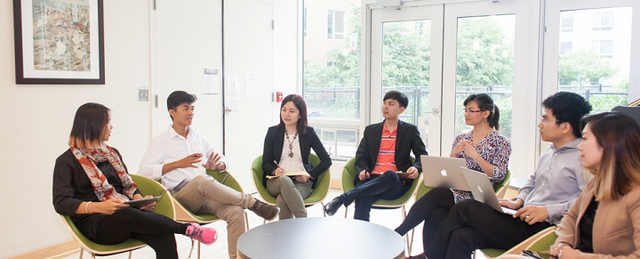   Mậu Tuấn (thứ 2 từ phải sang) và các bạn trẻ trong chương trình học bổng toàn phần Dream Project Incubator (DPI) tại buổi chia sẻ kinh nghiệm ở MIT năm 2016.  