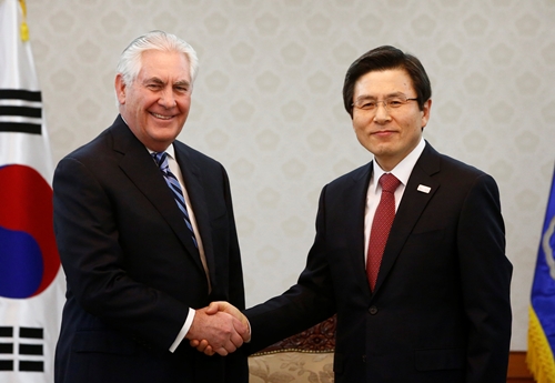 Ngoại trưởng Mỹ Rex Tillerson bắt tay quyền Tổng thống Hàn Quốc Hwang Kyo-ahn trước khi bắt đầu thảo luận ngày 17/3. Ảnh: Reuters.