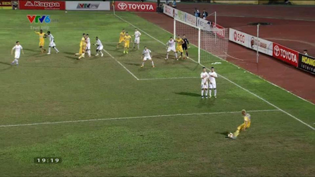 Một góc quay khác xác định Bật Hiếu đã đứng dưới hàng thủ Hà Nội FC, khi bóng bắt đầu được chuyền đi, và Bật Hiếu đã việt vị trước khi đưa bóng vào lưới (ảnh cắt từ clip)