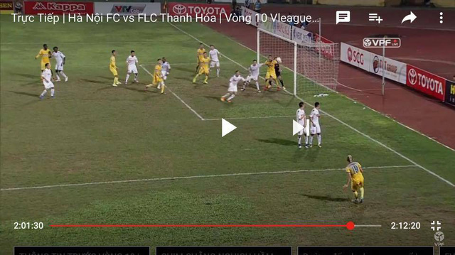 Hình ảnh cho thấy cầu thủ Bật Hiếu của Thanh Hoá có hành vì cản trở thủ môn Văn Công của Hà Nội FC trong khu vực 5m50 (ảnh cắt từ clip)
