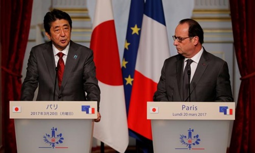 Thủ tướng Nhật Bản Shinzo Abe (trái) và Tổng thống Pháp Francois Hollande. Ảnh: Reuters