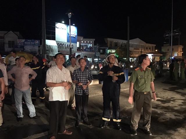   Lực lượng PCCC đã dập tắt ngọn lửa bùng phát trở lại ở công ty may Kwong Lung Meko vào tối 26/3 (Ảnh: Phạm Tâm)  