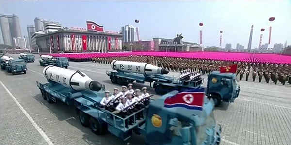 Trời nhiều nắng, xe quân sự và hàng chục nghìn binh lính lấp đầy quảng trường Kim Il-sung khi ban nhạc quân đội chơi một khúc nhạc sôi nổi.Tiếng nhạc dừng khi lời thề trung thành với lãnh đạo đất nước Kim Jong-un vang lên.