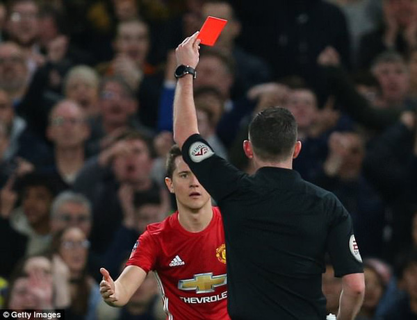 Chiếc thẻ đỏ của Ander Herrera đã phá hỏng tính toán của Mourinho ở trận chiến với Chelsea tại FA Cup