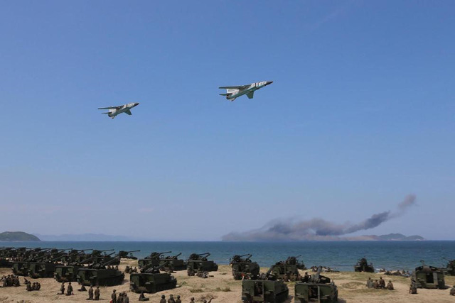   Máy bay chiến đấu của quân đội Triều Tiên bay lượn trên vùng trời nước này trong cuộc tập trận hôm 25/4.  