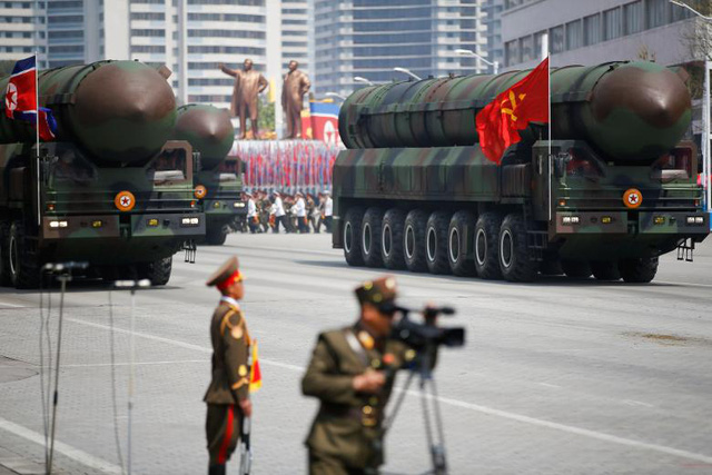   Triều Tiên khoe tên lửa đạn đạo xuyên lục địa trong lễ diễu binh hôm 15/4 kỷ niệm 105 ngày sinh của cố lãnh đạo Kim Il-sung.  