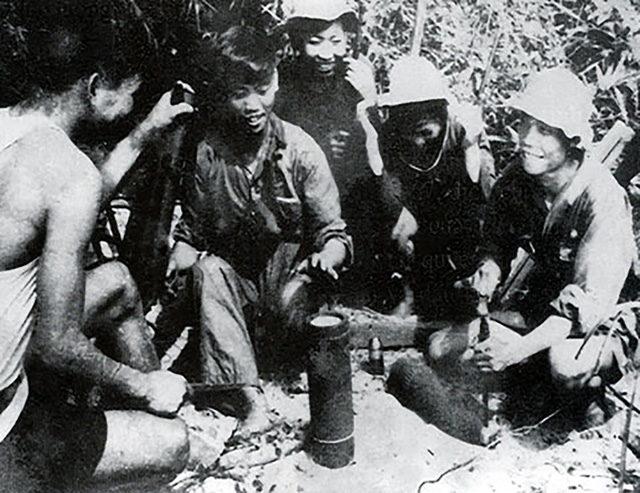 Quân và dân Việt Nam còn sử dụng phương pháp gậy ông đập lưng ông đó là dùng chính lựu đạn lép của địch để chế tạo lựu đạn (1968).
