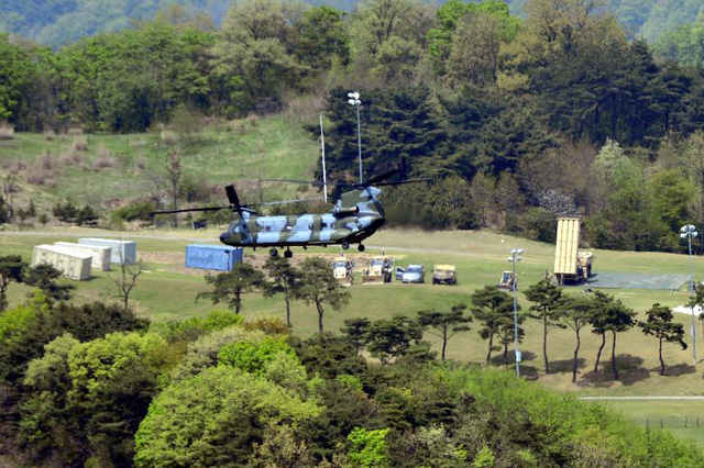   Các bộ phận của hệ thống phòng thủ tên lửa tầm cao giai đoạn cuối (THAAD) của Mỹ được nhìn thấy ở khu vực Seongju, Hàn Quốc hôm 26/4.  
