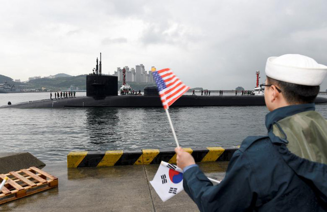   Tàu ngầm hạt nhân USS Michigan của Hải quân Mỹ cập cảng ở Busan, Hàn Quốc hôm 24/4 trong quá trình tuần tra định kỳ khu vực Tây Thái Bình Dương.  