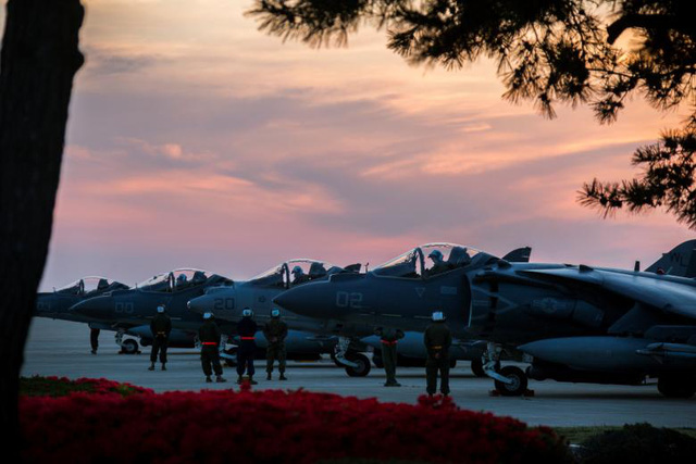   Lính thủy đánh bộ của Mỹ chuẩn bị cho các máy bay chiến đấu AV-8B Harrier cất cánh trong cuộc tập trận Thần Sấm 2017 tại căn cứ không quân Kunsan của Hàn Quốc hôm 26/4.  
