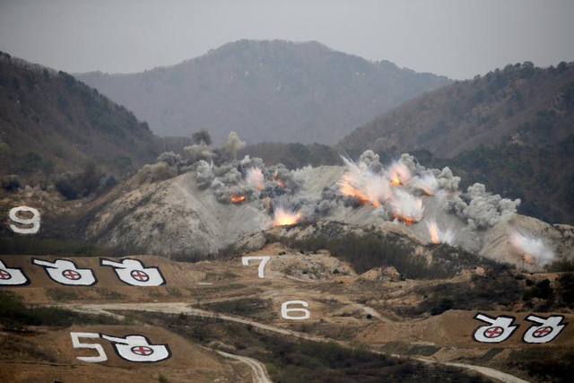   Khung cảnh cuộc tập trận bắn đạn thật của quân đội Mỹ và Hàn Quốc hôm 21/4 tại khu vực huấn luyện gần khu phi quân sự ngăn cách giữa Hàn Quốc và Triều Tiên.  