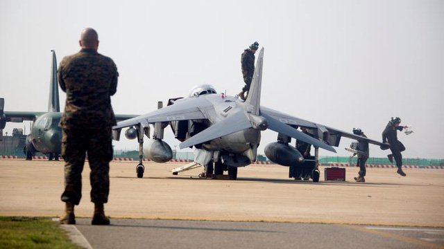   Lính thủy đánh bộ Mỹ giám sát và bảo dưỡng một máy bay chiến đấu AV-8B Harrier trong cuộc tập trận Thần Sấm ở căn cứ Kunsan, Hàn Quốc hôm 18/4.  