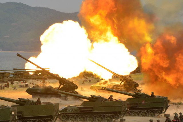   Hàng trăm khẩu pháo của Triều Tiên đồng loạt khai hỏa về phía biển trong cuộc tập trận pháo binh lớn chưa từng có hôm 25/4 nhân kỷ niệm 85 năm thành lập quân đội.  