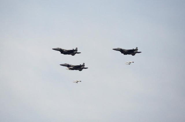   Máy bay chiến đấu Hàn Quốc trong cuộc tập trận chung với quân đội Mỹ gần khu vực phi quân sự ở Pocheon, Hàn Quốc hôm 21/4.  