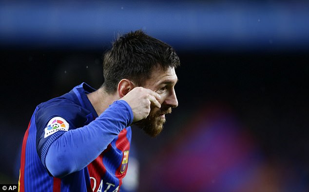Messi ăn mừng: Hãy xem hình ảnh Messi ăn mừng cùng đội bóng của mình! Với nụ cười hạnh phúc trên môi và niềm vui phấn khích trong con tim, anh ấy chắc chắn sẽ khiến bạn cảm thấy vô cùng hào hứng!