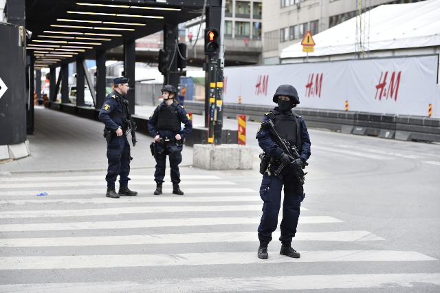   Giới chức Thụy Điển xem vụ việc là một vụ tấn công khủng bố.  