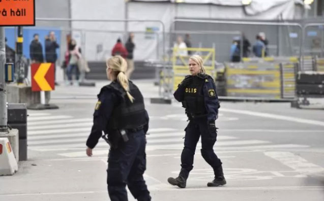   Các nữ cảnh sát bảo vệ hiện trường vụ tấn công.  