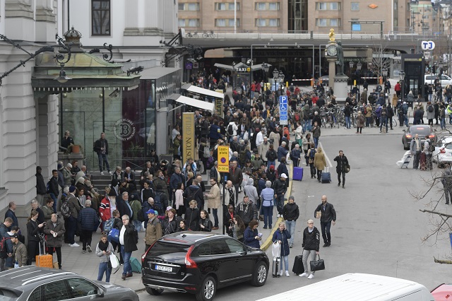   Nhà ga trung tâm ở Stockholm đã được sơ tán ngay sau đó và các dịch vụ giao thông công cộng bị tạm dừng.  