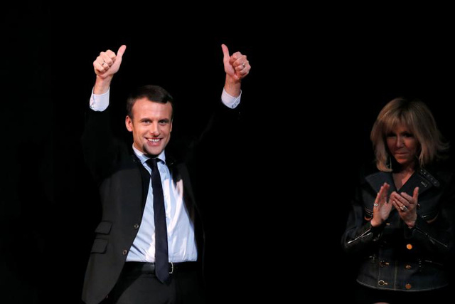 Một năm sau khi ông Macron chính thức được bổ nhiệm làm Bộ trưởng Kinh tế Pháp vào năm 2014, bà Brigitte cũng dừng công việc giảng dạy để toàn tâm toàn ý giúp đỡ người chồng trẻ đang nuôi nhiều hoài bão lớn. Kể từ đó, bà Brigitte cũng được nhìn thấy xuất hiện bên cạnh chồng nhiều hơn trong các sự kiện. Trong ảnh: Ông Macron và vợ tham dự một sự kiện nhân ngày Phụ nữ ở thủ đô Paris.