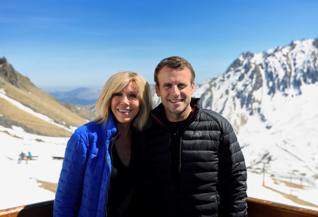 Chuyện tình của Tổng thống đắc cử Pháp Emmanuel Macron, 39 tuổi, và phu nhân Brigitte Trogneux, 64 tuổi, đã tốn không ít giấy mực của giới truyền thông trong những ngày qua vì sự đặc biệt vốn có. Trước đó, bà Brigitte cũng chỉ bắt đầu được công chúng biết đến cách đây khoảng một năm khi ông Macron chính thức tuyên bố tranh cử. Trong ảnh: Hai vợ chồng tổng thống đắc cử Macron chụp ảnh trong chuyến thăm tới dãy núi Pyrenees, Pháp.
