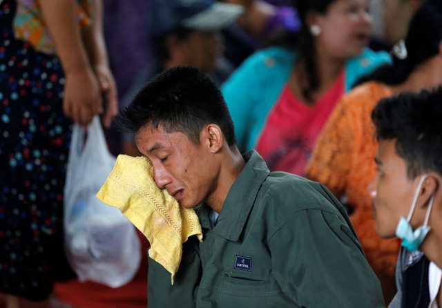 Sự đau buồn hiện rõ trên gương mặt của người nhà các nạn nhân trong lễ tang tập thể.