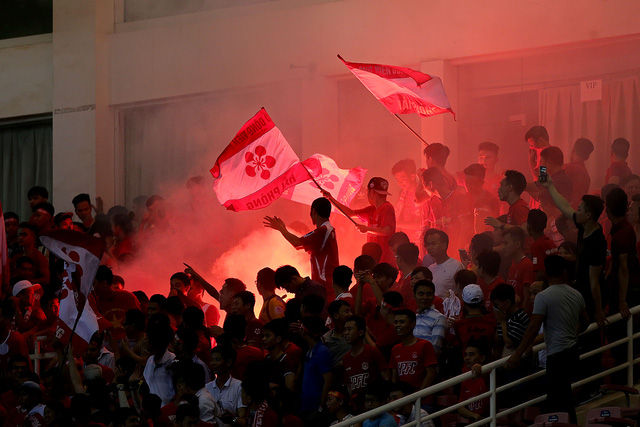   Cổ động viên Hải Phòng đốt pháo sáng trong trận đấu giữa FC Hà Nội và Hải Phòng  